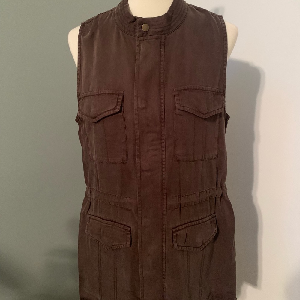 Great casual vest to layer over sweaters and tops.
